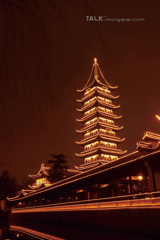 无人,寺庙,竖图,室外,夜晚,仰视,旅游,度假,名胜古迹,植物,标志建筑,地标,建筑,照明,上海,中国,亚洲,节日,遗迹,灯光,燃烧,古迹,文化,文物,娱乐,建设,古建筑,宝塔,灯,树,树木,真如寺,绿色,天空,自然,香火,灯具,庙宇,天,祈祷,享受,休闲,健康,旅游胜地,放松,许愿,宗教,信仰,生长,成长,纪念,祈求,照亮,申,照明设备,装饰灯,古文明,东亚,普陀区,上海市,中华人民共和国,沪,华东地区,普陀真如寺,平安,彩图,低角度拍摄,庙,寺,shwf1