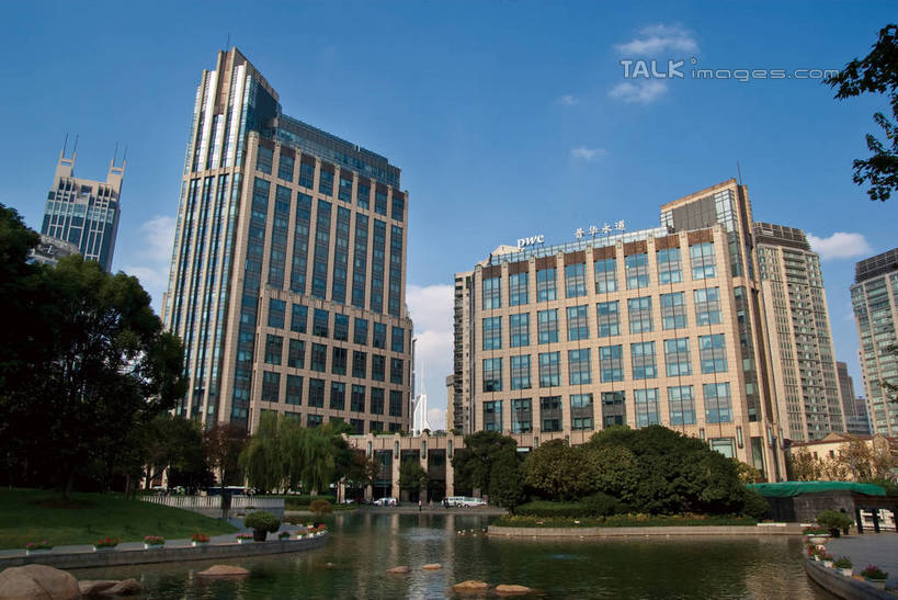 无人,公园,高楼大厦,横图,室外,白天,正面,度假,时尚,草地,草坪,湖,湖泊,美景,水,植物,城市风光,城市,大厦,建筑,摩天大楼,喷泉,上海,中国,亚洲,阴影,飞溅,溅,光线,液体,影子,湖面,景观,水滴,水流,水面,云,云朵,建筑群,都市,云彩,娱乐,建设,水珠,草,树,树木,蓝色,绿色,白云,蓝天,天空,阳光,自然,绿地,湖水,天,享受,休闲,景色,放松,生长,成长,新天地,申,喷洒,黄浦区,东亚,马当路,上海市,中华人民共和国,沪,华东地区,上海新天地,彩图,大楼,高层建筑,高楼,摩天楼,shwf1