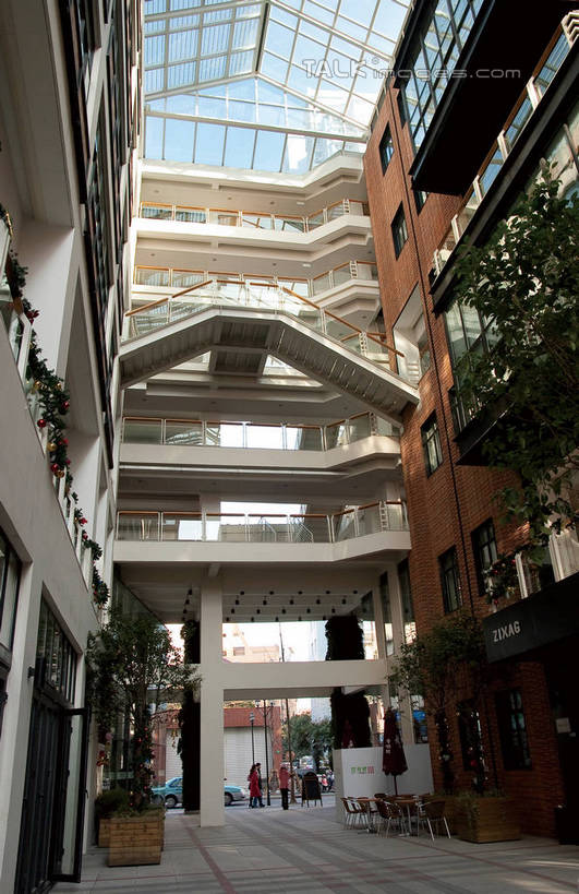 无人,高楼大厦,栏杆,竖图,室外,白天,仰视,度假,时尚,美景,楼梯,天花板,城市风光,城市,大厦,建筑,摩天大楼,上海,中国,亚洲,扶手,阶梯,景观,建筑群,走廊,过道,地面,都市,娱乐,建设,护栏,创意园区,台阶,享受,休闲,景色,放松,创意,申,黄浦区,东亚,建国中路,八号桥,上海市,中华人民共和国,沪,华东地区,设计,彩图,低角度拍摄,大楼,高层建筑,高楼,摩天楼,shwf1