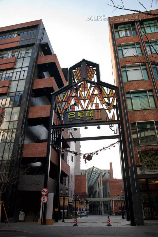 无人,高楼大厦,竖图,室外,白天,正面,度假,时尚,美景,窗户,城市风光,城市,大厦,建筑,摩天大楼,上海,中国,亚洲,阴影,分离,光线,影子,景观,云,云朵,建筑群,地面,都市,警告,云彩,娱乐,建设,创意园区,玻璃窗,两个,红色,蓝色,白云,蓝天,天空,阳光,天,享受,休闲,景色,放松,警示,创意,隔离,禁止,申,提醒,提示,限制,交通标志,黄浦区,东亚,路锥,建国中路,八号桥,上海市,中华人民共和国,沪,华东地区,交通锥,危险,设计,彩图,大楼,高层建筑,高楼,摩天楼,shwf1