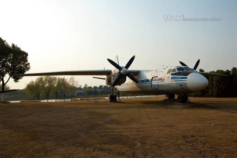 无人,学校,横图,室外,白天,正面,旅游,复古,美景,植物,城市风光,城市,飞机,上海,中国,亚洲,枯萎,陈旧,房屋,屋子,景观,枯草,古典,娱乐,航空,校园,楼房,草,树,树木,黄色,绿色,自然,交通工具,享受,景色,放松,战争,空军,一架,生长,成长,申,战斗机,古旧,老旧,轰炸机,东亚,军用机,军用战斗机,松江区,上海市,中华人民共和国,沪,华东地区,院校,高等学校,上海工程技术大学,松江大学城,彩图,房子,大学,shwf1