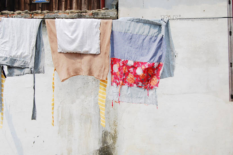 无人,家,横图,室外,白天,正面,窗户,一排,吊挂,悬挂,阴影,整齐,光线,围裙,影子,房屋,墙,屋子,挂,楼房,玻璃窗,墙壁,墙面,住宅,排列,阳光,晾衣绳,绳子,队列,彩图,房子,shxw1