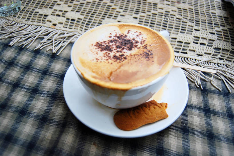 咖啡,无人,横图,俯视,室内,特写,白天,幸福,餐桌,桌子,杯子,餐具,阴影,反射,布料,瓷器,碟子,方格,格子,盘,影子,卡布奇诺,杯垫,咖啡杯,陶瓷制品,一杯,布纹,娱乐,桌布,饮料,两个,盘子,餐巾,垫子,碟,台布,享受,休闲,温馨,放松,乐趣,餐台,提神,舒适,瓷杯,醒脑,软饮料,卡布奇诺咖啡,卡布基诺,餐桌布,彩图,高角度拍摄,卡布基诺咖啡,shxw1