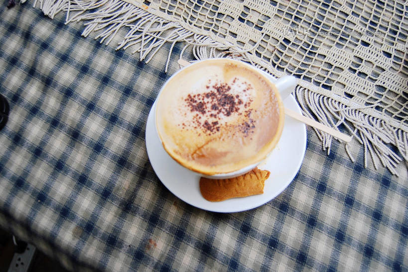 咖啡,无人,横图,俯视,室内,特写,白天,幸福,餐桌,桌子,杯子,餐具,阴影,反射,布料,瓷器,碟子,方格,格子,盘,影子,卡布奇诺,杯垫,咖啡杯,陶瓷制品,一杯,布纹,娱乐,桌布,饮料,两个,盘子,餐巾,垫子,碟,台布,享受,休闲,温馨,放松,乐趣,餐台,提神,舒适,瓷杯,醒脑,软饮料,卡布奇诺咖啡,卡布基诺,餐桌布,彩图,高角度拍摄,卡布基诺咖啡,shxw1