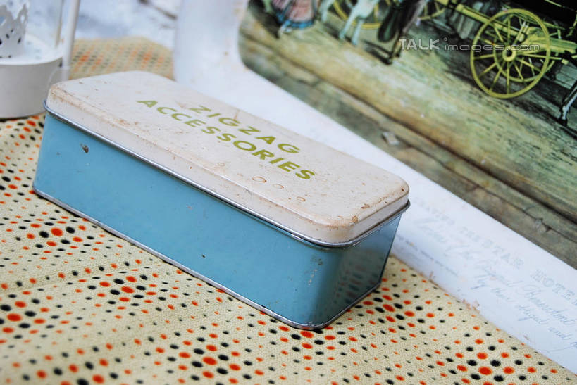 无人,横图,俯视,室内,特写,白天,静物,金属制品,阴影,反射,金属,英文,标志,文字,影子,字符,字母,标识,一个,容器,单个,储藏,铁盒,英文字母,储存,彩图,高角度拍摄,贮存,shxw1