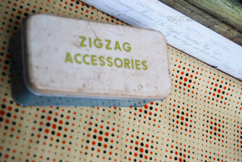 无人,横图,俯视,室内,特写,白天,静物,金属制品,阴影,反射,金属,英文,标志,文字,影子,字符,字母,标识,一个,容器,单个,储藏,铁盒,英文字母,储存,彩图,高角度拍摄,贮存,shxw1