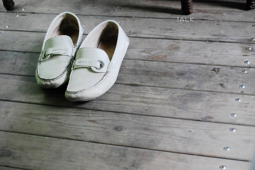 无人,横图,俯视,室内,特写,白天,鞋,地板,静物,鞋子,一双,阴影,反射,影子,皮革,地面,木地板,彩图,高角度拍摄,皮鞋,shxw1