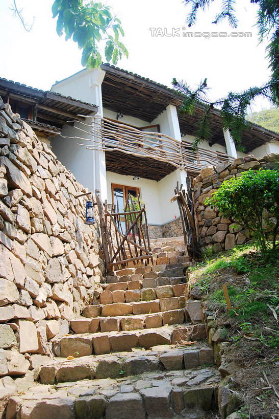 无人,家,竖图,室外,白天,仰视,旅游,度假,石头,美景,植物,楼梯,照明,阴影,光线,石子,影子,房屋,阶梯,墙,屋子,景观,灯光,娱乐,楼房,煤油灯,墙壁,墙面,台阶,住宅,灯,树,树木,绿色,天空,阳光,自然,灯具,天,享受,休闲,景色,放松,生长,成长,照亮,照明设备,自然风光,石块,岩石,彩图,低角度拍摄,房子,马灯,shxw1