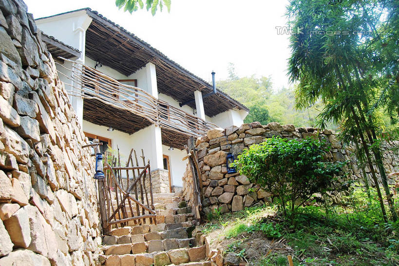 无人,家,横图,室外,白天,仰视,旅游,度假,纯洁,石头,美景,植物,楼梯,竹子,照明,阴影,光线,石子,影子,房屋,阶梯,墙,屋子,景观,竹林,灯光,娱乐,楼房,煤油灯,墙壁,墙面,台阶,住宅,灯,树,树木,绿色,天空,阳光,自然,灯具,天,享受,休闲,景色,放松,生长,成长,照亮,高雅,照明设备,自然风光,奉献,质朴,正直,担当,石块,岩石,竹,彩图,低角度拍摄,房子,奋进,操守,四君子,岁寒三友,性坚,虚怀,虚心,马灯,善群,卓尔,shxw1