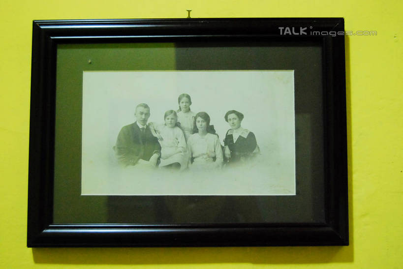 无人,横图,照片,室内,特写,白天,正面,静物,相框,一张,阴影,反射,影子,墙,墙壁,墙面,黄色,摄影,相片,彩图,拍摄,照相,shxw1