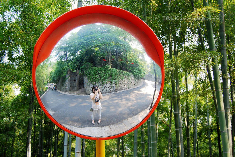 东方人,一个人,无人,摄影师,站,横图,室外,白天,正面,旅游,度假,纯洁,安全,美景,镜子,竹子,相机,亚洲,仅一个年轻女性,仅一个女性,仅一个人,握,阴影,服装,反射,光线,影子,景观,竹林,反光镜,交通,拿,拿着,休闲装,黄种人,娱乐,拍照,衣服,阳光,自然,数码相机,站着,享受,休闲,休闲服,景色,放松,握着,摄影,服饰,镜像,高雅,生命,镜面,自然风光,光学,奉献,质朴,凸面镜,正直,担当,年轻女性,女人,女性,亚洲人,照相机,竹,站立,彩图,全身,照相,奋进,操守,四君子,岁寒三友,性坚,虚怀,虚心,善群,卓尔,广角镜,shxw1