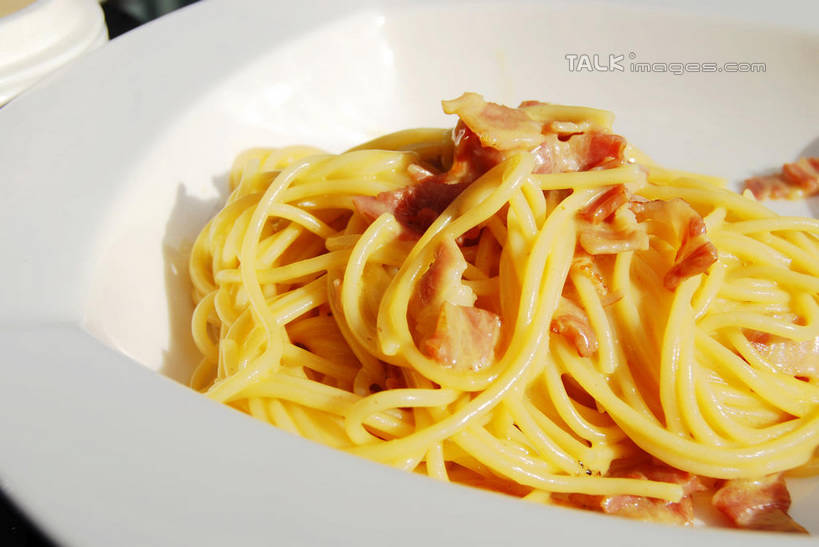 面食,面条,意大利面,无人,餐厅,横图,俯视,室外,特写,白天,西餐,餐桌,桌子,餐具,阴影,光线,碟子,盘,影子,调料,酱料,酱汁,面,肉,佐料,料理,食品,调味品,调味料,肉酱,肉糜,肉末,酱,肉类,食物,一个,阳光,盘子,碟,西式,单个,餐台,肉食,意粉,意面,彩图,高角度拍摄,餐馆,饭店,饭馆,shxw1