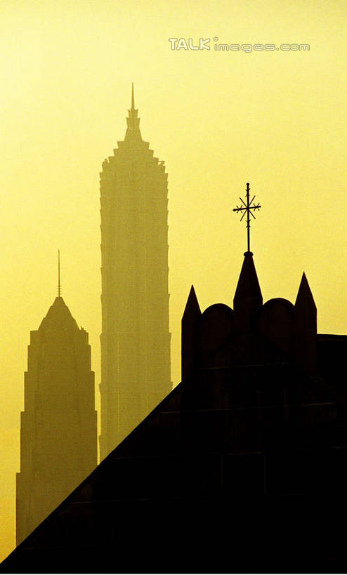 无人,高楼大厦,竖图,室外,白天,仰视,度假,日出,美景,太阳,城市风光,标志建筑,城市,大厦,地标,建筑,摩天大楼,上海,中国,亚洲,十字架,景观,朝霞,晨曦,黎明,背光,娱乐,建设,金茂大厦,浦东,阳光,享受,休闲,景色,放松,环球金融中心,申,逆光,陆家嘴,浦东新区,上海环球金融中心,东亚,上海市,中华人民共和国,沪,华东地区,环球金融中心大厦,朝阳,彩图,低角度拍摄,卯时,破晓,日始,大楼,高层建筑,高楼,摩天楼,shyj1