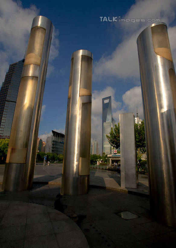 无人,高楼大厦,竖图,室外,白天,仰视,度假,美景,植物,城市风光,标志建筑,城市,大厦,地标,建筑,摩天大楼,上海,中国,亚洲,景观,云,云朵,云彩,娱乐,建设,浦东,树,树木,蓝色,绿色,白云,蓝天,天空,自然,天,享受,休闲,景色,放松,生长,晴朗,成长,申,陆家嘴,浦东新区,世纪大道,东亚,上海市,中华人民共和国,沪,华东地区,晴空,彩图,低角度拍摄,大楼,高层建筑,高楼,摩天楼,shyj1