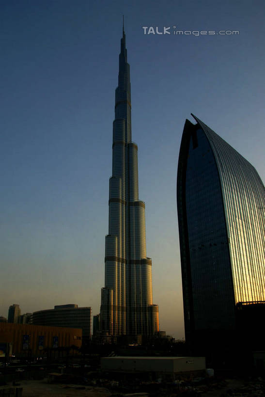 无人,高楼大厦,竖图,室外,白天,仰视,度假,美景,城市风光,标志建筑,城市,大厦,地标,建筑,摩天大楼,阿联酋,亚洲,景观,娱乐,建设,蓝色,蓝天,天空,天,享受,休闲,景色,放松,晴朗,西亚,阿拉伯联合酋长国,迪拜,万里无云,迪拜塔,哈利法塔,比斯迪拜塔,杜拜,迪拜大厦,晴空,晴空万里,彩图,低角度拍摄,大楼,高层建筑,高楼,摩天楼,shyj1