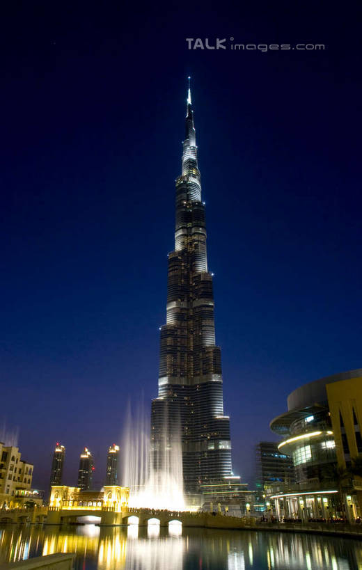 无人,高楼大厦,竖图,室外,夜晚,仰视,度假,河流,美景,水,城市风光,标志建筑,城市,大厦,地标,建筑,路灯,摩天大楼,夜景,照明,阿联酋,亚洲,阴影,波纹,光线,影子,河水,景观,水流,灯光,涟漪,娱乐,建设,灯,倒影,水纹,波浪,享受,休闲,景色,放松,照亮,倒映,照明设备,西亚,阿拉伯联合酋长国,迪拜,水晕,迪拜塔,哈利法塔,比斯迪拜塔,反照,杜拜,迪拜大厦,彩图,低角度拍摄,大楼,高层建筑,高楼,摩天楼,shyj1