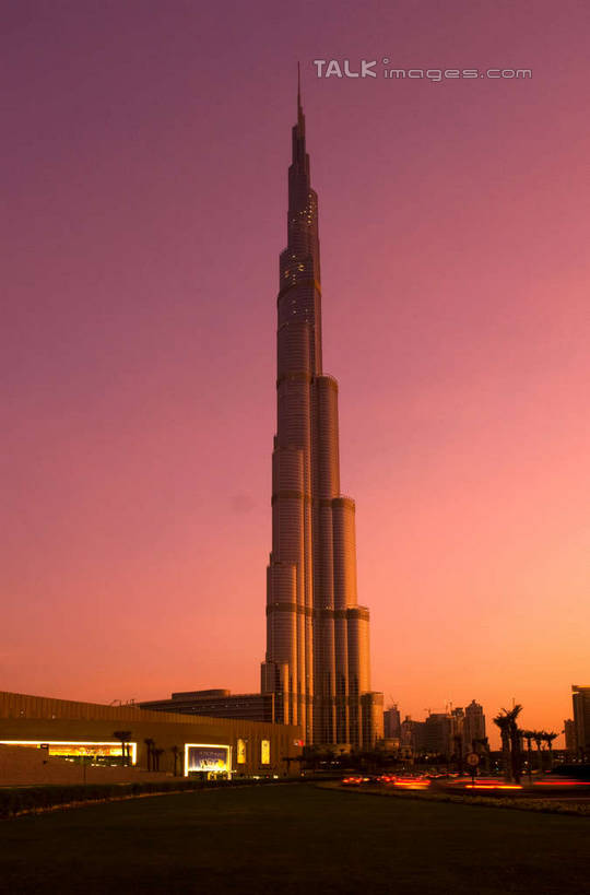 无人,高楼大厦,竖图,室外,白天,仰视,度假,美景,日落,城市风光,标志建筑,城市,大厦,地标,建筑,摩天大楼,阿联酋,亚洲,阴影,光线,影子,景观,晚霞,霞光,落日,灯光,娱乐,建设,黄昏,享受,休闲,景色,彩霞,放松,西亚,阿拉伯联合酋长国,迪拜,迪拜塔,哈利法塔,比斯迪拜塔,夕照,杜拜,薄暮,迪拜大厦,夕阳,彩图,低角度拍摄,傍晚,大楼,高层建筑,高楼,摩天楼,斜阳,shyj1