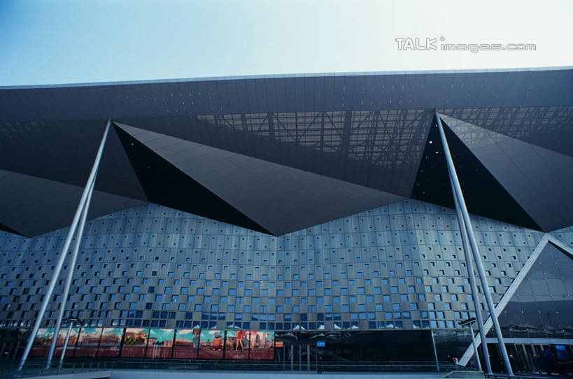 无人,栏杆,横图,室外,白天,仰视,旅游,度假,天花板,标志建筑,地标,建筑,上海,中国,亚洲,阴影,光线,影子,墙,围栏,娱乐,建设,护栏,墙壁,墙面,蓝色,蓝天,天空,阳光,天,享受,休闲,主题馆,世博主题馆,上海世博馆,世博馆,上海世博会,世博,世博会,旅游胜地,放松,晴朗,申,东亚,世博园,上海市,万里无云,中华人民共和国,沪,华东地区,晴空,晴空万里,彩图,低角度拍摄,shylt1