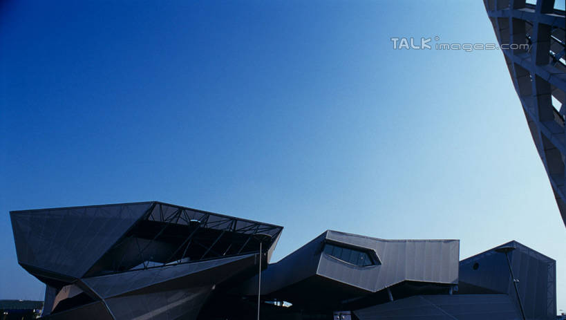 无人,栏杆,横图,室外,白天,仰视,旅游,度假,标志建筑,地标,建筑,上海,中国,亚洲,阴影,光线,影子,墙,围栏,娱乐,建设,护栏,墙壁,墙面,蓝色,白色,蓝天,天空,阳光,天,享受,休闲,上海世博馆,世博馆,德国馆,上海世博会,世博,世博会,旅游胜地,放松,晴朗,申,东亚,上海市,万里无云,中华人民共和国,沪,华东地区,晴空,晴空万里,彩图,低角度拍摄,shylt1