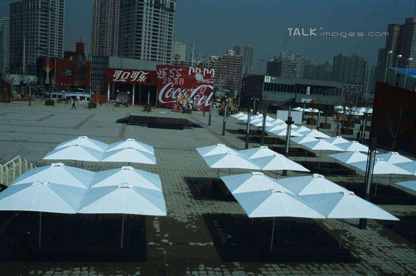 无人,高楼大厦,横图,室外,白天,正面,度假,美景,城市风光,城市,大厦,建筑,摩天大楼,上海,中国,亚洲,阴影,光线,伞,影子,雨伞,遮阳伞,景观,建筑群,饮品,娱乐,阳伞,建设,可乐,饮料,蓝色,蓝天,天空,阳光,碳酸饮料,天,享受,休闲,上海世博馆,世博馆,上海世博会,世博,世博会,景色,放松,晴朗,申,太阳伞,可口,东亚,世博园,上海市,万里无云,中华人民共和国,沪,华东地区,适口,晴空,晴空万里,彩图,大楼,高层建筑,高楼,摩天楼,shylt1