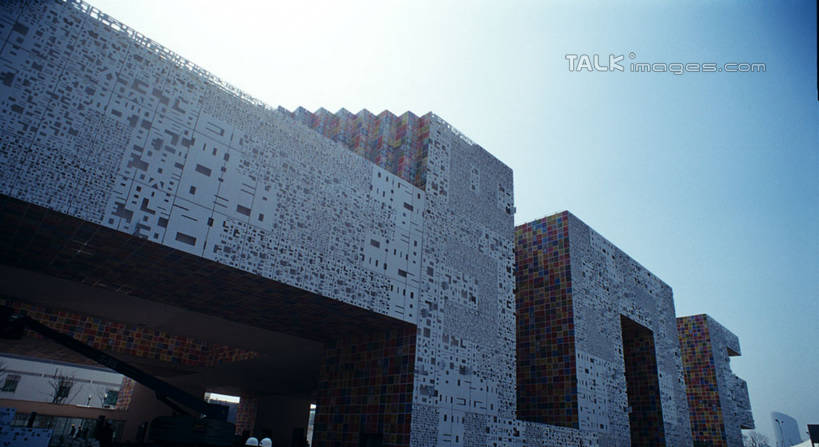 无人,横图,室外,白天,仰视,旅游,度假,标志建筑,地标,建筑,路灯,照明,上海,中国,亚洲,阴影,光线,纹路,纹理,影子,墙,灯光,娱乐,建设,墙壁,墙面,灯,蓝色,蓝天,天空,阳光,天,享受,休闲,上海世博馆,世博馆,韩国馆,上海世博会,世博,世博会,旅游胜地,放松,晴朗,照亮,申,照明设备,东亚,世博园,上海市,万里无云,肌理,中华人民共和国,沪,华东地区,晴空,晴空万里,彩图,低角度拍摄,韩国国家馆,shylt1