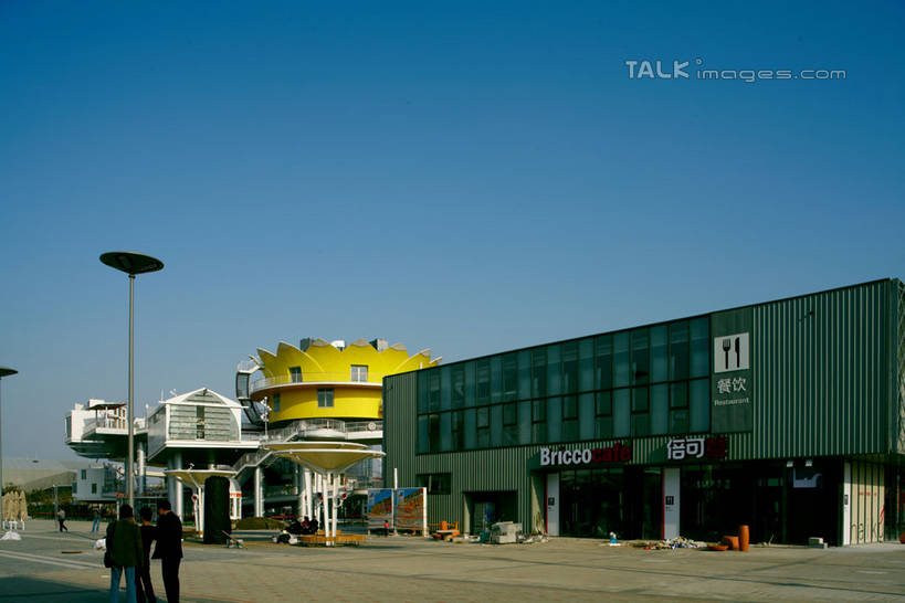 东方人,三个人,伙伴,朋友,栏杆,站,横图,室外,白天,旅游,度假,友谊,窗户,楼梯,标志建筑,地标,建筑,上海,中国,亚洲,阴影,服装,光线,影子,阶梯,墙,围栏,注视,休闲装,黄种人,娱乐,建设,护栏,玻璃窗,墙壁,墙面,台阶,背面,衣服,蓝色,蓝天,天空,阳光,天,观察,看,站着,享受,休闲,休闲服,上海世博馆,世博馆,荷兰馆,上海世博会,世博,世博会,旅游胜地,放松,服饰,晴朗,观看,申,察看,关注,东亚,世博园,上海市,万里无云,中华人民共和国,沪,华东地区,友情,男人,男性,年轻男性,年轻女性,女人,女性,亚洲人,晴空,晴空万里,站立,彩图,全身,荷兰国家馆,shylt1