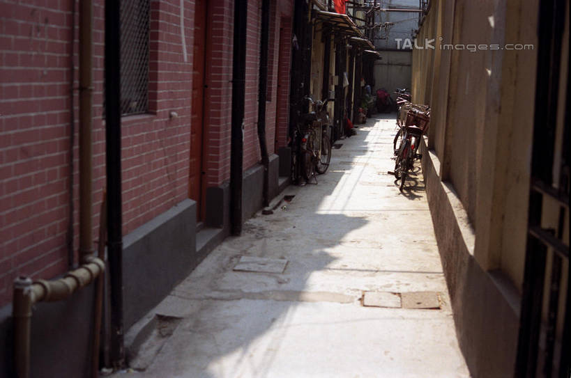 无人,家,横图,室外,白天,正面,度假,美景,城市风光,城市,自行车,一辆,停靠,阴影,光线,盖子,管子,影子,房屋,屋子,景观,公寓,井盖,小巷,娱乐,管道,洋房,楼房,弄堂,住宅,车,脚踏车,巷子,阳光,交通工具,享受,休闲,景色,放松,停泊,载具,水泥管,窨井盖,彩图,房子,shylt1