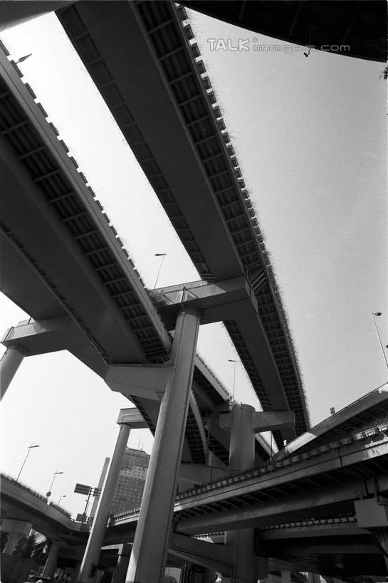 无人,栏杆,竖图,黑白,室外,白天,仰视,旅游,度假,标志建筑,道路,地标,建筑,路,路灯,公路,照明,上海,中国,亚洲,阴影,光线,影子,高架,围栏,灯光,交通,娱乐,建设,护栏,盘旋,灯,天空,阳光,外滩,天,享受,休闲,旅游胜地,放松,晴朗,虹桥机场,照亮,申,照明设备,回旋,高架桥,黄浦区,东亚,扭转,长宁区,上海市,高架道路,跨线桥,万里无云,中华人民共和国,沪,华东地区,虹桥路,上海虹桥国际机场,晴空,晴空万里,低角度拍摄,上海延安高架路,虹桥经济技术开发区,上海虹桥经济技术开发区,shylt1