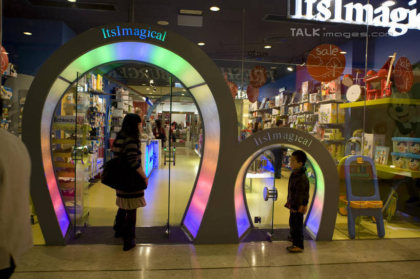 东方人,儿童,两个人,家庭,母亲,儿子,商店,站,横图,室内,白天,侧面,购物,纯洁,消费,门,超市,商场,香港,中国,亚洲,阴影,服装,光线,英文,标志,文字,影子,字符,字母,拱门,灯光,休闲装,黄种人,标识,相视,海港城,小孩,衣服,门框,站着,休闲,温暖,温馨,母子,一家人,面对面,休闲服,可爱,母爱,童年,童趣,金融,百货,服饰,对视,英文字母,港,和睦,互视,相对,选购,贸易,童真,百货公司,东亚,烂漫,无邪,九龙,尖沙咀,相看,香港特别行政区,港澳台,中华人民共和国,血拼,九龙半岛,油尖旺区,尖沙嘴,天真,男孩,年轻女性,女人,女性,亚洲人,孩子,年轻人,站立,彩图,全身,购物商场,购物中心,商业中心,融洽,男生,shylt1