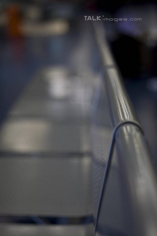 无人,竖图,室外,特写,白天,正面,车站,椅子,一排,阴影,朦胧,模糊,整齐,并列,并排,反射,影子,站台,月台,排列,队列,平行,彩图,shylt1