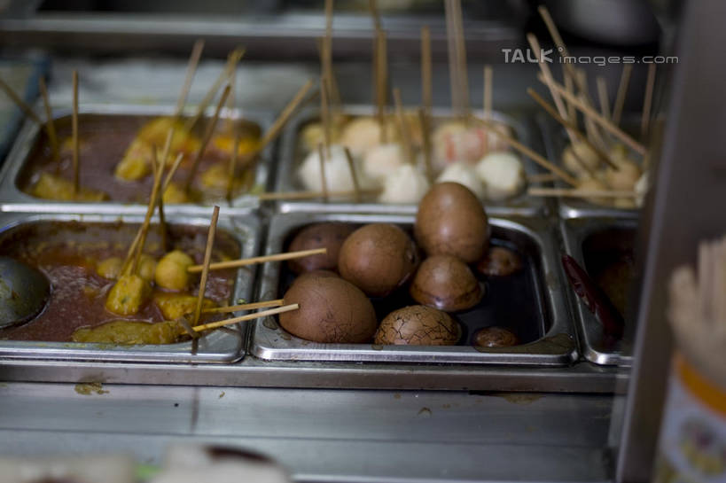 咖哩,无人,横图,俯视,室外,特写,白天,金属制品,许多,阴影,朦胧,模糊,光线,金属,影子,蛋,调料,鸡蛋,肉,鱼肉,水煮蛋,调味品,丸子,很多,调味料,咖喱,肉类,肉丸,鱼丸,竹签,茶叶蛋,阳光,容器,储藏,储存,肉食,取食签,卵,五香茶叶蛋,五香蛋,彩图,高角度拍摄,鸡卵,鸡子,贮存,shylt1