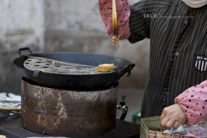 点心,豆腐,东方人,一个人,站,横图,室外,白天,正面,烹饪,厨具,金属制品,亚洲,仅一个女性,仅一个人,握,阴影,服装,朦胧,模糊,光线,金属,锅子,影子,墙,油炸,料理,食品,防护,黄种人,锅,小吃,美食,墙壁,墙面,臭豆腐,食物,衣服,阳光,刷子,站着,仅一个中年女性,中式,握着,服饰,锅具,保护,袖子,衣着,豆制品,穿着,烹饪用具,袖套,衣饰,女人,女性,中年女性,亚洲人,烹调用具,烹调,站立,半身,彩图,套袖,烧烤刷,shylt1