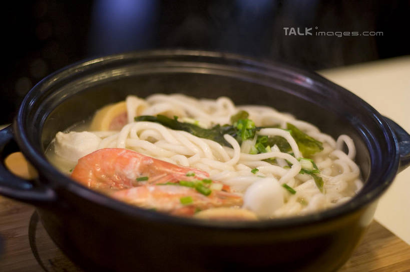 面食,面条,无人,横图,俯视,室内,特写,白天,烹饪,中餐,餐桌,桌子,阴影,朦胧,模糊,反射,木制,影子,陶瓷,面,料理,食品,陶瓷制品,菜肴,美食,米粉,过桥米线,米线,食物,木制品,容器,碗,中式,佳肴,餐台,储藏,储存,彩图,高角度拍摄,米面,贮存,shylt1