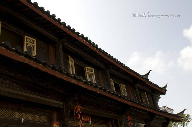 无人,横图,室外,白天,仰视,旅游,度假,名胜古迹,窗户,标志建筑,地标,建筑,丽江,中国,亚洲,阴影,遗迹,光线,瓦片,影子,百叶窗,屋顶,云,云朵,云彩,顶棚,瓦,古迹,文物,娱乐,建设,古建筑,云南,蓝色,白云,蓝天,天空,阳光,天,享受,休闲,旅游胜地,放松,建造,晴朗,古文明,东亚,屋瓦,云南省,中华人民共和国,西南地区,滇,丽江市,晴空,彩图,低角度拍摄,shylt1