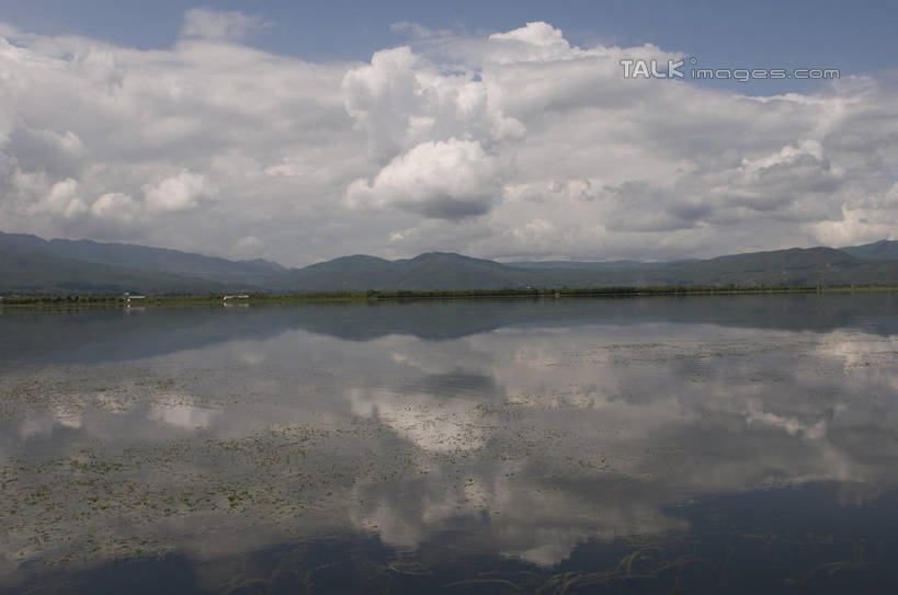无人,横图,室外,白天,正面,旅游,度假,河流,美景,山,山脉,水,丽江,中国,亚洲,阴影,波纹,光线,影子,河水,景观,山峰,水流,云,云朵,涟漪,山峦,云彩,娱乐,云南,拉市海,蓝色,白云,蓝天,水纹,天空,阳光,自然,波浪,群山,天,享受,休闲,景色,放松,晴朗,自然风光,东亚,云南省,中华人民共和国,水晕,西南地区,滇,丽江市,玉龙纳西族自治县,晴空,彩图,shylt1