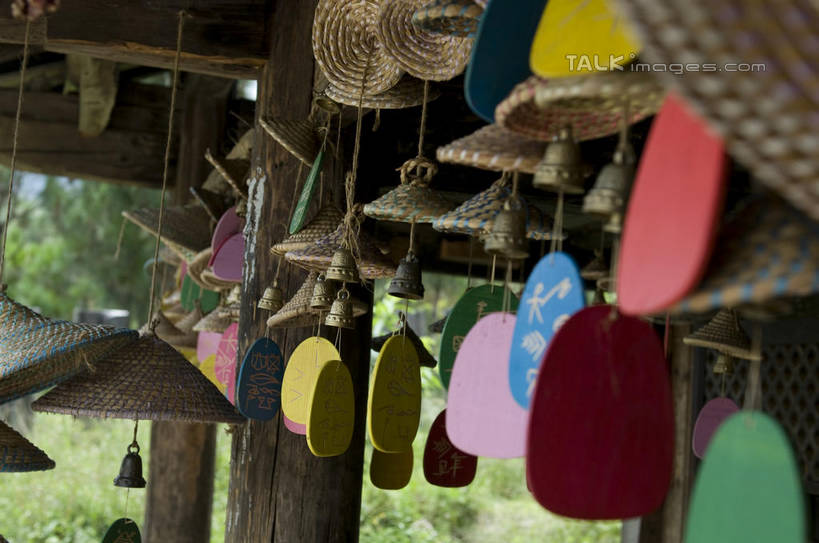 无人,横图,室外,白天,正面,幸福,运气,美景,风铃,丽江,中国,亚洲,许多,吊挂,悬挂,阴影,朦胧,模糊,光线,影子,屋顶,景观,很多,挂,顶棚,云南,东巴,阳光,自然,祈祷,祈福,景色,警示,许愿,祈求,吉祥,平和,自然风光,问候,东亚,警惕,云南省,中华人民共和国,西南地区,思念,想念,玉振,滇,丽江市,幸运,占风铎,彩图,shylt1