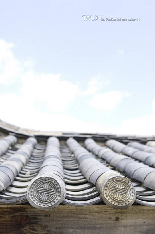 无人,竖图,室外,白天,正面,旅游,度假,名胜古迹,标志建筑,地标,建筑,丽江,中国,亚洲,阴影,遗迹,光线,瓦片,影子,屋顶,云,云朵,云彩,顶棚,瓦,古迹,文物,娱乐,建设,古建筑,云南,东巴,蓝色,白云,蓝天,天空,阳光,天,享受,休闲,旅游胜地,放松,建造,晴朗,古文明,东亚,屋瓦,云南省,中华人民共和国,西南地区,滇,丽江市,晴空,彩图,shylt1