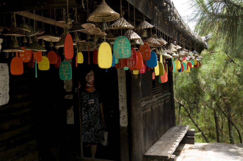 无人,横图,室外,白天,正面,旅游,度假,幸福,运气,名胜古迹,植物,标志建筑,地标,建筑,风铃,丽江,中国,亚洲,许多,吊挂,悬挂,阴影,遗迹,光线,瓦片,影子,屋顶,很多,挂,顶棚,瓦,古迹,文物,娱乐,建设,古建筑,云南,树,树木,东巴,蓝色,绿色,蓝天,天空,阳光,自然,天,祈祷,祈福,享受,休闲,旅游胜地,放松,警示,许愿,建造,生长,晴朗,成长,祈求,吉祥,平和,问候,古文明,东亚,警惕,屋瓦,云南省,万里无云,中华人民共和国,西南地区,思念,想念,玉振,滇,丽江市,幸运,占风铎,晴空,晴空万里,彩图,shylt1