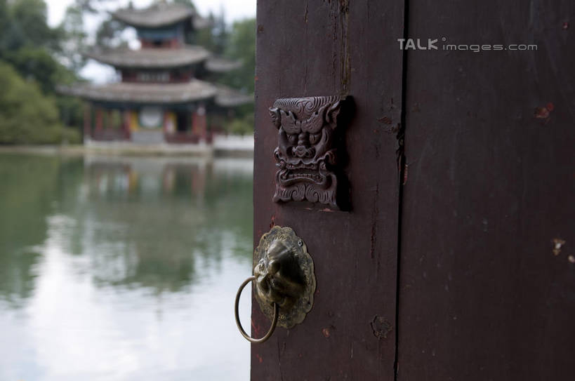 无人,公园,横图,室外,白天,正面,旅游,度假,湖,湖泊,美景,水,门,建筑,雕塑,丽江,中国,亚洲,阴影,波纹,朦胧,模糊,艺术,装饰,光线,雕刻,雕像,瓦片,影子,屋顶,湖面,景观,水流,水面,涟漪,顶棚,瓦,娱乐,云南,蓝色,倒影,蓝天,水纹,天空,阳光,自然,工艺品,门框,波浪,湖水,天,享受,休闲,景色,放松,建造,晴朗,纪念,美术,倒映,自然风光,主题,陈列,东亚,屋瓦,云南省,黑龙潭公园,丽江古城,万里无云,中华人民共和国,水晕,西南地区,功能,美学,滇,丽江市,反照,玉泉公园,晴空,晴空万里,彩图,大研古城,丽江古镇,丽江黑龙潭,shylt1