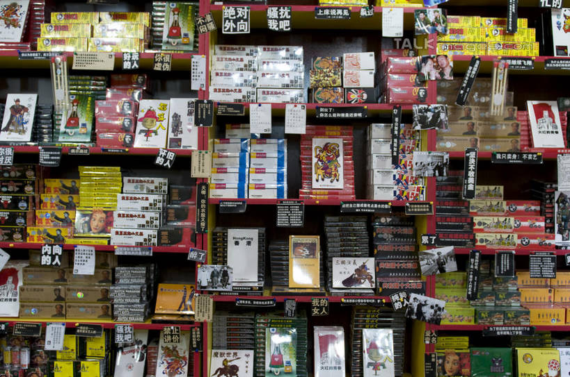 无人,横图,室外,白天,正面,购物,消费,工艺美术品,丽江,中国,亚洲,一排,许多,艺术,整齐,并列,并排,标志,文字,纸盒,字符,艺术品,很多,置物架,标识,货摊,云南,架子,盒子,火柴盒,排列,包装盒,容器,工艺品,汉字,金融,储藏,工艺,美术,储存,队列,中文,陈列架,平行,选购,贸易,东亚,云南省,中华人民共和国,西南地区,血拼,国文,华文,滇,丽江市,搁架,彩图,贮存,shylt1