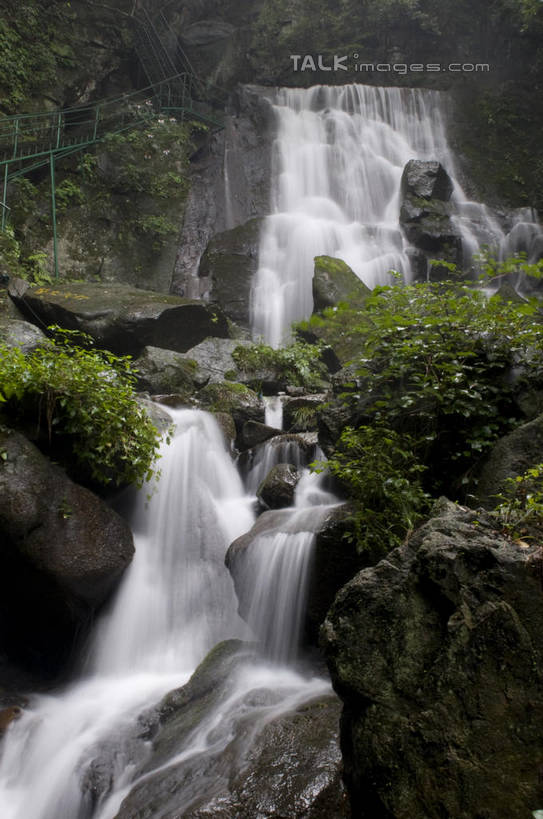 无人,竖图,室外,白天,正面,旅游,度假,石头,美景,瀑布,山,山脉,水,中国,亚洲,阴影,飞溅,溅,光线,石子,液体,影子,景观,山峰,水滴,青苔,苔藓,山峦,娱乐,浙江,水珠,安吉,安吉县,浙江省,阳光,自然,群山,享受,休闲,景色,放松,喷洒,自然风光,东亚,中华人民共和国,华东地区,浙,湖州,湖州市,跌水,石块,岩石,彩图,shylt1