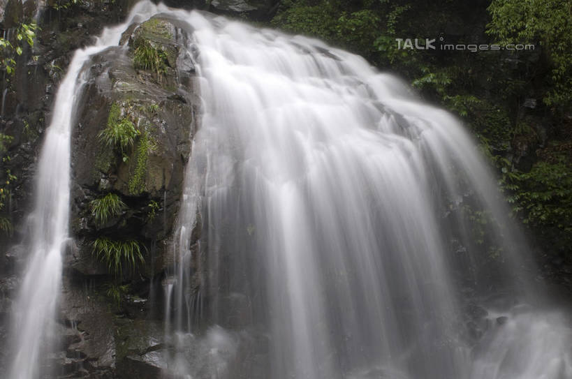 无人,横图,室外,白天,正面,旅游,度假,石头,美景,瀑布,山,山脉,水,中国,亚洲,阴影,飞溅,溅,光线,石子,液体,影子,景观,山峰,水滴,青苔,苔藓,山峦,娱乐,浙江,水珠,安吉,安吉县,浙江省,阳光,自然,群山,享受,休闲,景色,放松,喷洒,自然风光,东亚,中华人民共和国,华东地区,浙,湖州,湖州市,跌水,石块,岩石,彩图,shylt1