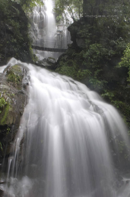 无人,竖图,室外,白天,仰视,旅游,度假,石头,美景,瀑布,山,山脉,水,中国,亚洲,阴影,飞溅,溅,光线,石子,液体,影子,景观,山峰,水滴,青苔,苔藓,山峦,娱乐,浙江,水珠,安吉,安吉县,浙江省,阳光,自然,群山,享受,休闲,景色,放松,喷洒,自然风光,东亚,中华人民共和国,华东地区,浙,湖州,湖州市,跌水,石块,岩石,彩图,低角度拍摄,shylt1