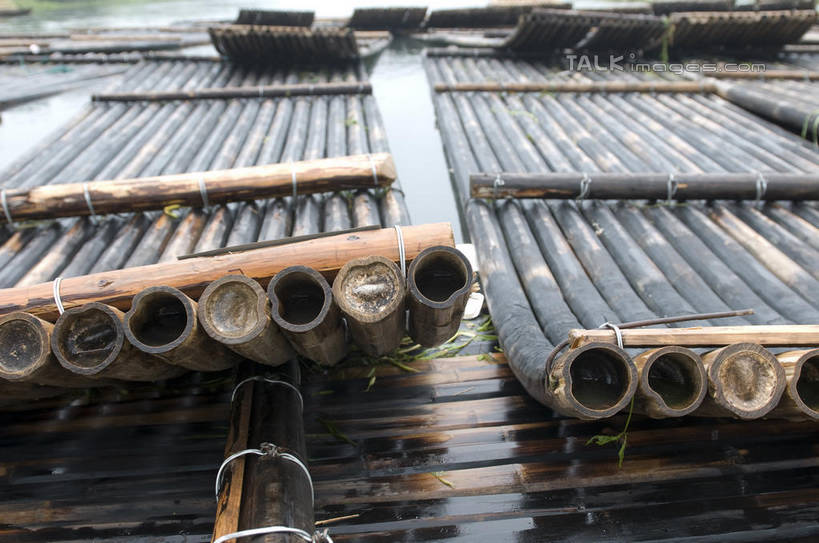 无人,横图,俯视,室外,特写,白天,旅游,度假,草地,草坪,湖,湖泊,美景,水,植物,中国,亚洲,一排,阴影,竹制,整齐,编织,光线,影子,竹排,湖面,景观,水流,水面,运输工具,娱乐,浙江,竹筏,草,安吉,安吉县,浙江省,排列,绿色,阳光,自然,交通工具,湖水,享受,休闲,景色,放松,竹条,竹制品,队列,自然风光,载具,东亚,中华人民共和国,华东地区,浙,湖州,湖州市,水上交通工具,彩图,高角度拍摄,shylt1