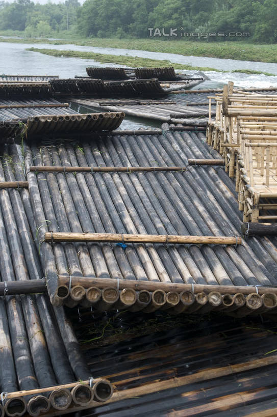 无人,栏杆,竖图,室外,白天,正面,旅游,度假,草地,草坪,湖,湖泊,美景,树林,水,植物,中国,亚洲,一排,阴影,波纹,竹制,整齐,编织,光线,影子,竹排,湖面,景观,水流,水面,围栏,运输工具,涟漪,娱乐,浙江,护栏,竹筏,草,树,树木,安吉,安吉县,浙江省,排列,绿色,水纹,阳光,自然,交通工具,波浪,湖水,享受,休闲,景色,放松,生长,成长,竹条,竹制品,队列,自然风光,载具,东亚,中华人民共和国,华东地区,水晕,浙,湖州,湖州市,水上交通工具,彩图,shylt1