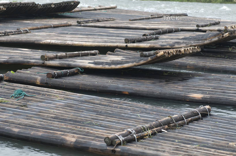 无人,横图,俯视,室外,白天,旅游,度假,草地,草坪,湖,湖泊,美景,水,植物,中国,亚洲,一排,阴影,竹制,整齐,编织,光线,影子,竹排,湖面,景观,水流,水面,运输工具,娱乐,浙江,竹筏,草,安吉,安吉县,浙江省,排列,绿色,阳光,自然,交通工具,湖水,享受,休闲,景色,放松,竹条,竹制品,队列,自然风光,载具,东亚,中华人民共和国,华东地区,浙,湖州,湖州市,水上交通工具,彩图,高角度拍摄,shylt1