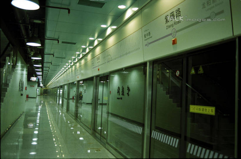 无人,横图,室内,白天,正面,度假,安全,美景,城市风光,城市,车站,照明,上海,中国,亚洲,阴影,光线,影子,墙,景观,走道,走廊,过道,灯光,防护,站台,娱乐,顶灯,月台,墙壁,墙面,安全门,灯,灯具,享受,休闲,景色,放松,保护,照亮,申,照明设备,保险,东亚,上海市,中华人民共和国,沪,华东地区,保全,周全,安稳,安定,平安,彩图,地铁屏蔽门,屏蔽门,shylt1