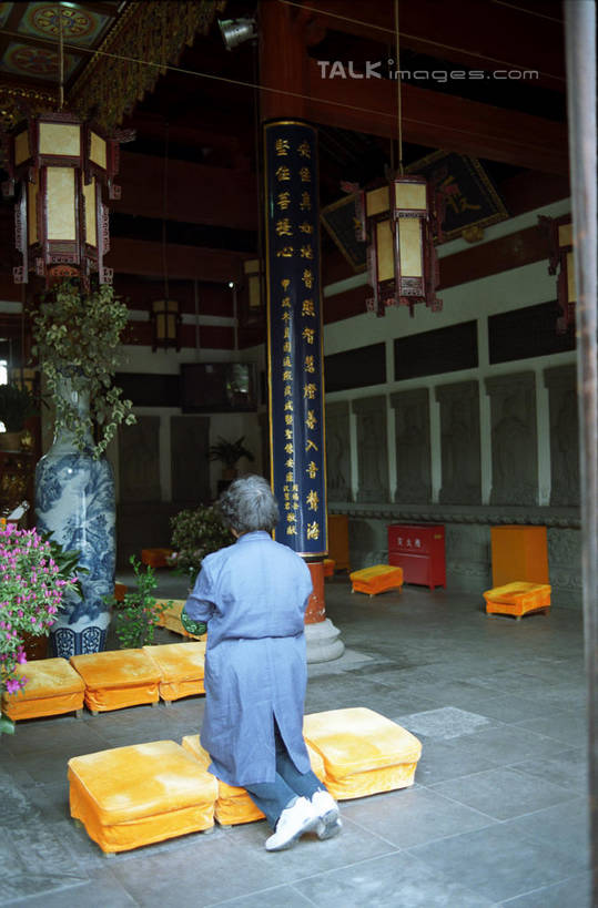 东方人,一个人,尼姑,寺庙,栏杆,跪,竖图,室内,白天,旅游,度假,名胜古迹,标志建筑,地标,建筑,帽子,照明,上海,中国,亚洲,仅一个女性,仅一个人,阴影,节日,遗迹,反射,灯笼,影子,纸灯笼,围栏,燃烧,黄种人,古迹,文化,文物,娱乐,建设,古建筑,护栏,蒲团,真如寺,背面,香火,灯具,庙宇,祈祷,享受,休闲,健康,旅游胜地,放松,许愿,宗教,仅一个老年女性,信仰,纪念,祈求,照亮,申,照明设备,古文明,东亚,普陀区,上海市,中华人民共和国,沪,华东地区,蒲墩,圆座,平安,老年女性,女人,女性,亚洲人,比丘尼,佛姑,沙门尼,沙弥尼,修女,耶姑,跪着,彩图,全身,庙,寺,真如镇,僧衣,shylt1