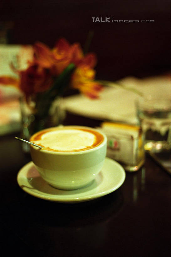 咖啡,无人,竖图,室外,特写,白天,正面,幸福,餐桌,桌子,杯子,餐具,花瓶,阴影,朦胧,模糊,盛开,反射,瓷器,碟子,盘,影子,卡布奇诺,咖啡杯,陶瓷制品,一杯,花蕾,娱乐,玻璃制品,花,花瓣,花朵,鲜花,饮料,盘子,玻璃瓶,瓶子,碟,花苞,花蕊,享受,休闲,温馨,放松,乐趣,餐台,提神,舒适,瓷杯,醒脑,软饮料,卡布奇诺咖啡,卡布基诺,彩图,卡布基诺咖啡,shylt1