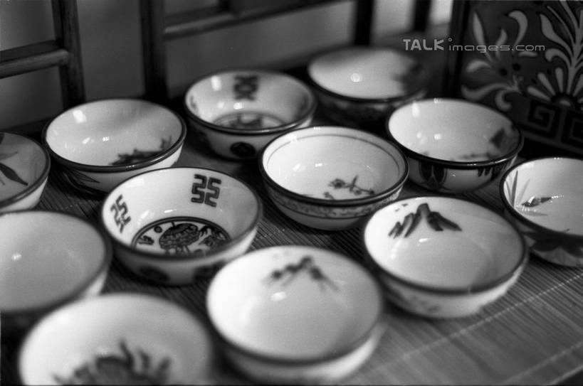 无人,横图,俯视,黑白,室外,特写,白天,桌面,桌子,静物,杯子,工艺美术品,一排,许多,阴影,艺术,整齐,并列,并排,反射,影子,陶瓷,陶瓷制品,艺术品,很多,茶楼,排列,水杯,工艺品,茶馆,茶室,工艺,美术,队列,平行,茶房,茶肆,茶杯,高角度拍摄,shylt1